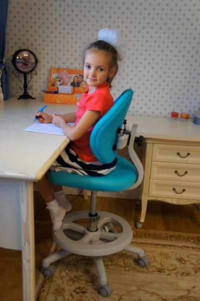 Нужно ли ортопедическое кресло ребенку - фото
