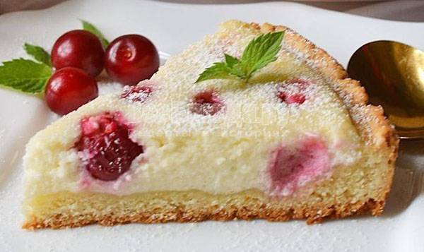 Простой и невероятно вкусный творожно-вишневый пирог с фото