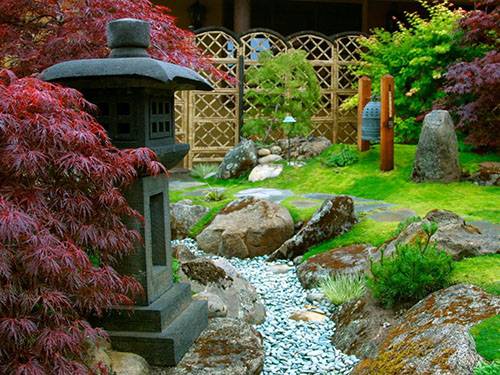 Красивое дополнение ландшафтного дизайна сада - сухой ручей с фото